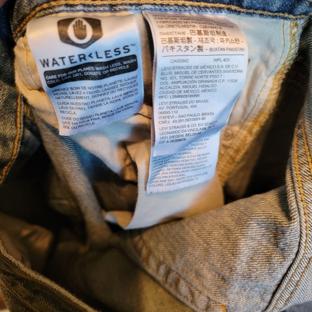 Men's Light wash Levi bootcut style 569 size  31x30 jeans - Picture 5 of 7